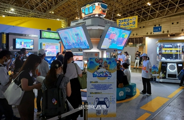 도쿄 게임쇼 2023 하이퍼그리프 부스에서 관람객들이 '팝유컴'을 시연하고 있다. 사진=이원용 기자