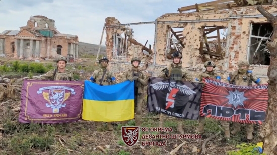 우크라이나 지상군 사령관 알렉산드르 스르스키(Oleksandr Syrskyi) 대령은 지난 17일 소셜 미디어에 공개된 영상 속에서 바흐무트 인근 클리시치우카 마을을 재탈환했다고 밝혔다. 영상에는 파괴된 건물 앞에서 깃발을 든 군인들이 보인다. 사진=로이터
