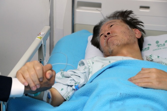 가결 뜻, 부결 뜻에 관심이 집중됐다. 이재명 체포동의안이 국회 본회의에서 통과(가결)됐다. 국회는 21일 본회의에서 이재명 더불어민주당 대표 체포동의안을 찬성 149명, 반대 136명, 기권 6명, 무효 4명으로 가결(뜻, 회의에서 제출된 의안을 합당하다고 결정)했다. 이에 따라 이 대표는 법원의 구속영장 심사를 받게 됐다. 사진은 이날 오전 이재명 민주당 대표가 서울 중랑구 녹색병원을 찾은 박광온 원내대표와 대화하고 있는 모습. 사진=연합/국회사진기자단