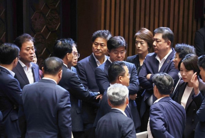 가결 뜻, 부결 뜻에 관심이 집중됐다. 이재명 체포동의안이 국회 본회의에서 통과(가결)됐다. 국회는 21일 본회의에서 이재명 더불어민주당 대표 체포동의안을 찬성 149명, 반대 136명, 기권 6명, 무효 4명으로 가결(뜻, 회의에서 제출된 의안을 합당하다고 결정)했다. 사진은 21일 국회 본회의장에서 이재명 대표 체포동의안 가결이 예상되자 어두운 표정을 짓고 있는 박광온 더불어민주당 원내대표 등. 사진=연합