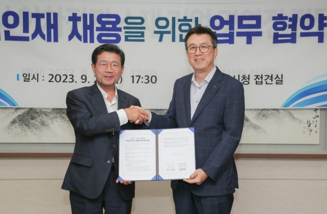 (오른쪽부터) 김준형 포스코퓨처엠 사장과 정인화 광양시장이 21일 광양시청에서 지역인재 양성 및 채용을 위한 업무협약을 체결하고 기념촬영하고 있다. 사진=포스코퓨처엠