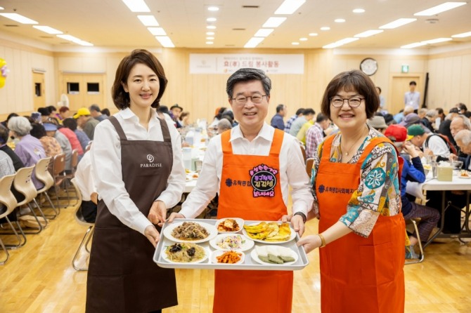 22일 오전 서울 중구에 위치한 유락종합사회복지관에서 최윤정 파라다이스복지재단 이사장(왼쪽부터), 김길성 서울 중구청장, 정선희 유락종합사회복지관 관장이 서울 중구 독거 어르신들을 대상으로 명절 특식을 대접하고 있다.  /사진=파라다이스