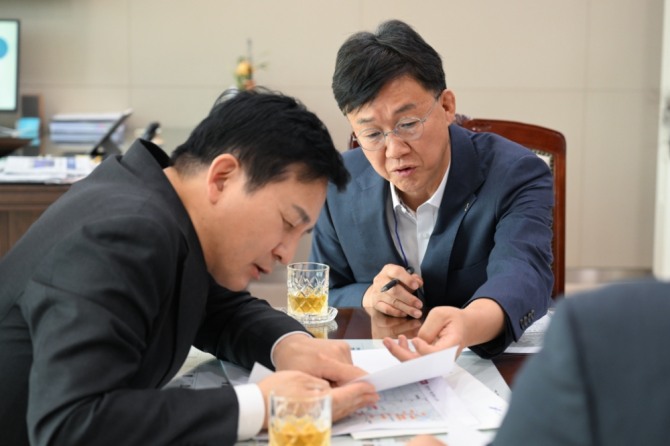 이민근 경기 안산시장이 22일 세종시 정부청사에서 원희룡 국토교통부장관과 면담을 갖고 정책건의서에 포함된 주요 사항을 설명하고 있다. . 사진=안산시