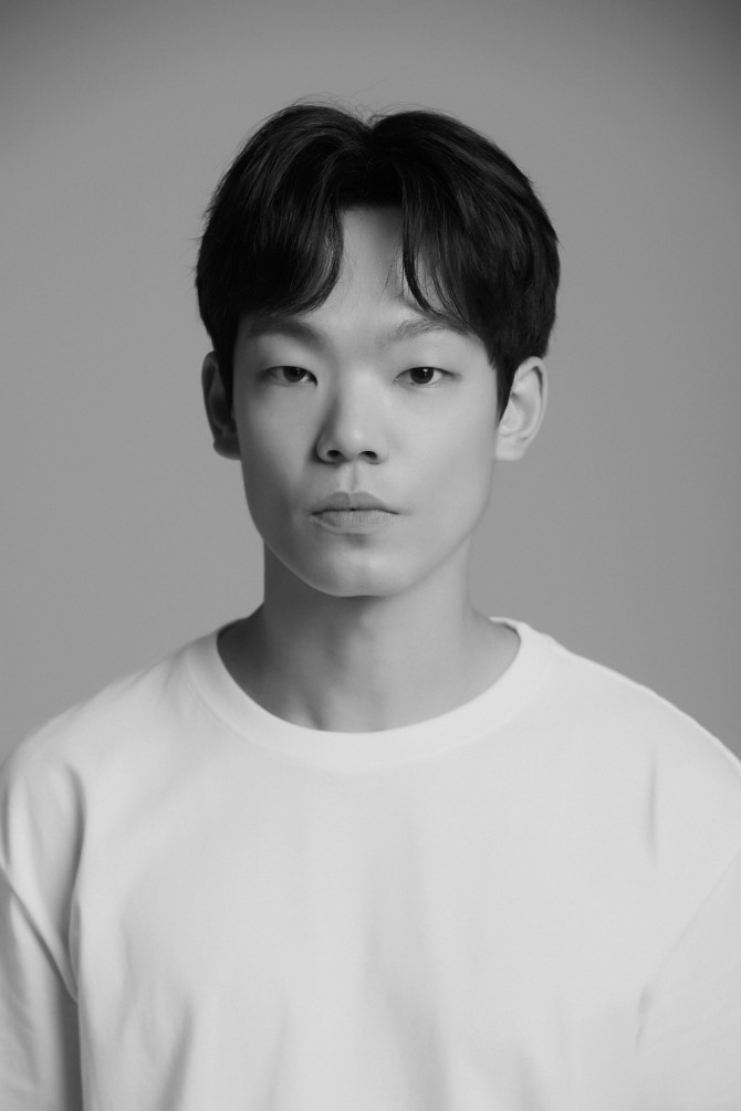 ‘7인의 탈출’ 이정현이 극에서 막강한 미친 존재감을 드러낸다. 배우 이정현은 SBS 금토드라마 ‘7인의 탈출’에서 구치소 내 빵장, 백익호로 변신한다. 익호는 상황에 따라 교활하게 움직이는 인물로 전형적인 ‘강약약강’ 면모를 보이는 캐릭터다. 이정현은 캐릭터를 입체적이고 생생하게 그려내며 극에 긴장감을 불어넣을 예정이다. 사진은 이정현 프로필. 사진=이니셜엔터테인먼트