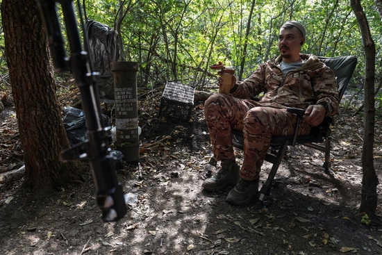 지난 19일(현지시간) 우크라이나 도네츠크 지역에서 한 우크라이나 군인이 바흐무트 마을 근처 전선의 의자에 앉아 있다. 사진=로이터