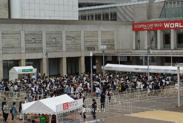 도쿄 게임쇼 2023이 열린 마쿠하리 멧세 1층 입구 인근에서 관람객들이 줄을 서서 입장을 기다리고 있다. 사진=이원용 기자