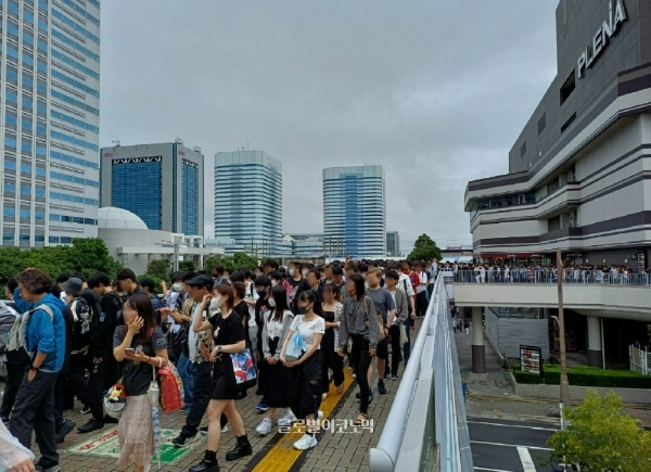 가이힌마쿠하리역에서 마쿠하리 멧세까지 가는 육교. 도쿄 게임쇼를 관람하려는 이들로 가득하다. 사진=이원용 기자