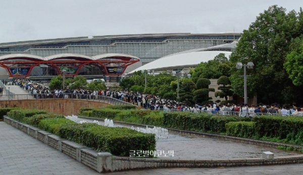 도쿄 게임쇼에 입장하려는 관람객들의 줄이 끝없이 늘어섰다. 사진=이원용 기