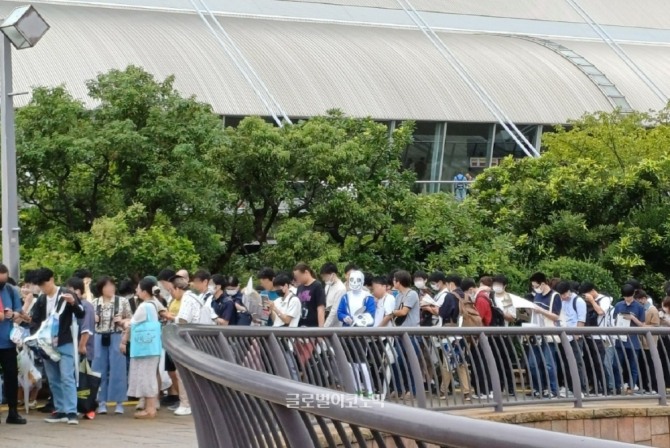 도쿄 게임쇼에 입장하기 위해 줄을 서있는 관람객들. 사진=이원용 기자
