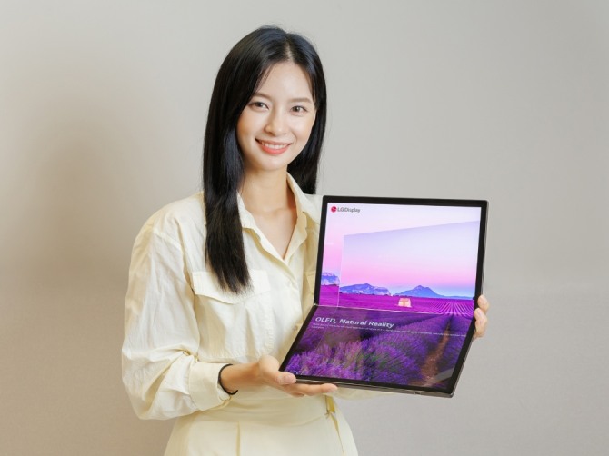 LG디스플레이 모델이 17인치 폴더블 노트북용 OLED를 소개하고 있다. 사진=LG디스플레이