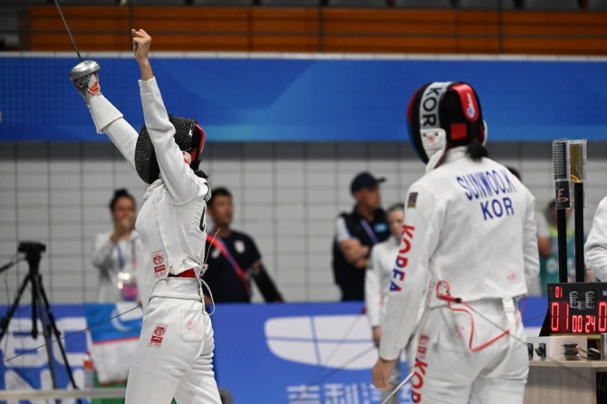 한국 근대5종 여자부 김선우(오른쪽)가 한국 선수단에 첫 메달을 안겼다. 사진은 지난 20일(현지시각) 중국 저장성 항저우에서 열린 제19회 아시안게임 근대5종 여자 펜싱 개인 랭킹 라운드에서 김선우 선수가 중국의 비아 유페이와 경기하고 있다. 