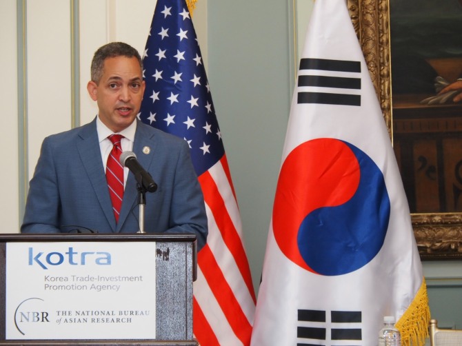 우리나라를 방문중인 돈 그레이브스 미국 상무부 부장관이 지난 22일 우리나라 주요 이차전지 기업의 경영진들을 비공개로 만나 의견을 청취한 것으로 알려졌다.  사진=뉴시스