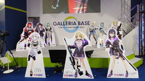 도쿄 게임쇼 2023 갤러리아 부스에 설치된 '브이스포' 버튜버 멤버들의 입간판. 친필 사인이 동봉됐다. 사진=이원용 기자