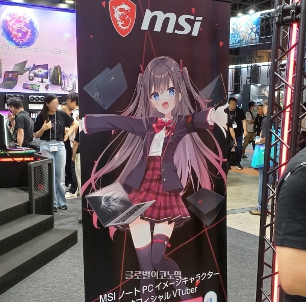 대만 컴퓨터 브랜드 MSI의 공식 버튜버 '미호시 메이'의 입간판. 사진=이원용 기자
