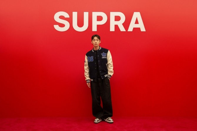 수프라(SUPRA) 명동 플래그십 스토어 오픈 사전행사에 방문한 그레이 /사진=수프라