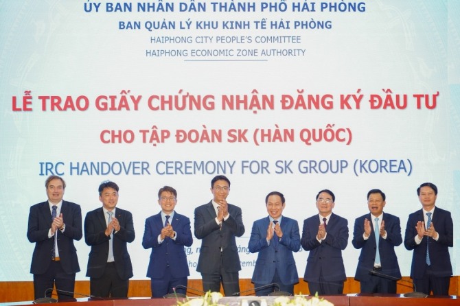 (왼쪽 네 번째부터)박원철 SKC 사장, 레 띠엔 저우 하이퐁시 당서기장 등 참석자들이 지난 22일(현지 시각) 베트남 하이퐁컨퍼런스센터에서 열린 투자허가증(IRC) 수령식에서 박수를 치고 있는 모습. 사진=SKC