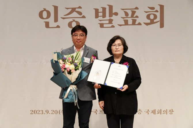 우수 축산물 브랜드 인증서와 인증패 수여  /사진=도드람