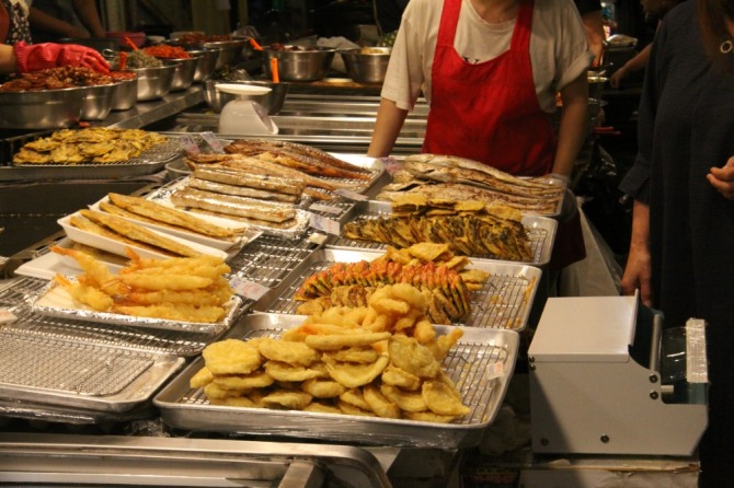 25일 추석 명절을 앞두고 경북 포항 죽도시장에 제수용품을 구입하려는 사람들로 북적이고 있다.
