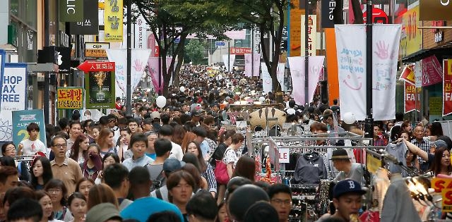 국내 증시는 오는 28일부터 10월 3일까지 휴장에 들어간다.  명동 거리를 가득 메운 중국 유커들의 모습. 사진=신화통신