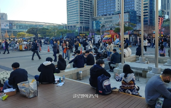지스타 2022가 열린 부산 벡스코 앞 광장. 관람객들이 푸드트럭에서 음식을 취식하고 있다. 사진=이원용 기자