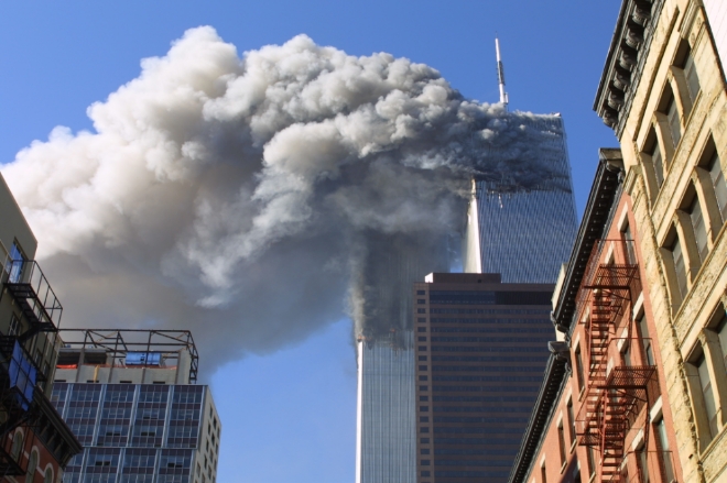 2001년 9월 11일(현지시각) 테러범들에게 납치된  항공기가 미국 뉴욕 쌍둥이빌딩에 충돌해 불에타고 있다. 사진=연합뉴스