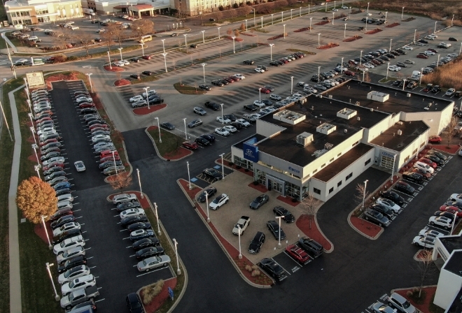 2021년 11월 30일(현지시각) 미국 일리노이주 거니에 있는 한 자동차 딜러의 신차 주차장(오른쪽)이 거의 비어있는 가운데 왼쪽 주차 공간을 중고차들이 차지하고 있다. 사진=연합뉴스