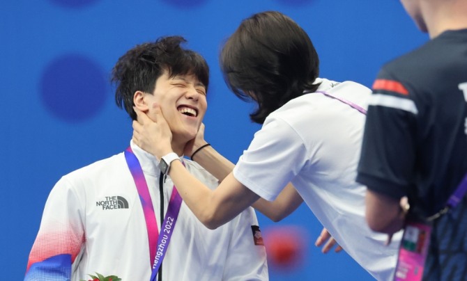 남자 수영 지유찬이 항저우 아시안게임 50m 자유형에서 수영 선수단 첫 금메달을 획득했다. 지유찬은 25일 오후 중국 항저우 올림픽 스포츠센터 수영장에서 열린 제19회 항저우 아시안게임 50m 자유형 결승에서 대회 신기록인 21초72로 금메달을 목에 걸었다. 사진=연합