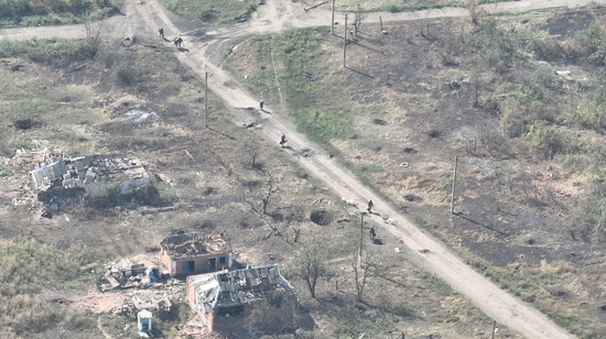 분리돌격대대 '스칼라' 소속 우크라이나 병사들이 전투 중인 로보타인 마을에 진입하고 있다. 사진=로이터