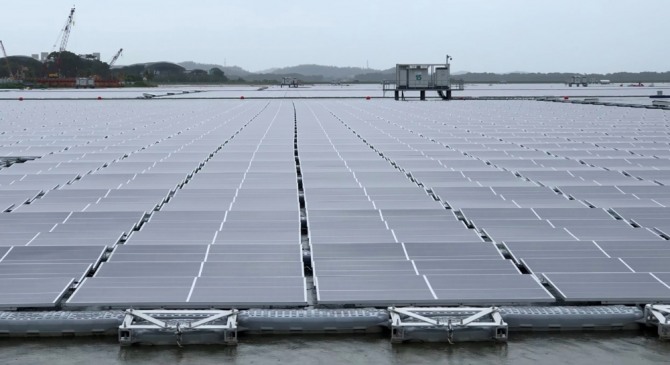 지난 2021년 7월 싱가포르 텡게 저수지에서 개장한 세계 최대 수상 태양광 발전소. 축구장 45개를 합친 규모다. 사진=로이터