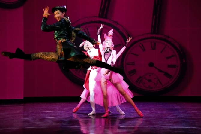 최진수 연출의 '이상한나라의앨리스' ⓒ옥상훈