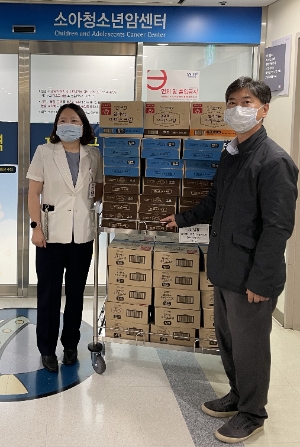 지난 25일 이진석 매일유업 아이스크림TF 본부장(사진 오른쪽)이 서울대어린이병원 측에 제품을 전달하고 있다. 사진=매일유업