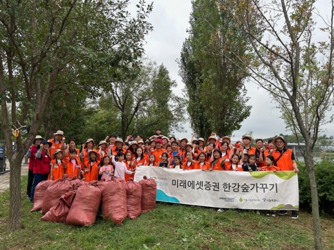 미래에셋증권은 26일 ESG 환경캠페인의 일환으로 임직원 및 가족들 52명과 함께 '미래에셋증권숲' 가꾸기 활동을 실시했다고 밝혔다. 사진=미래에셋증권