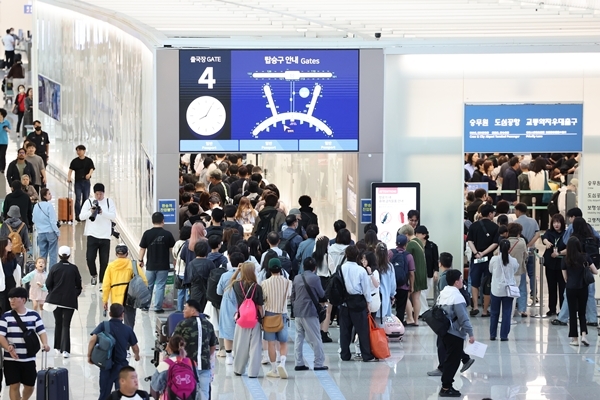 인천국제공항 1터미널 출국장이 여행객들로 붐비고 있다. 사진=연합뉴스