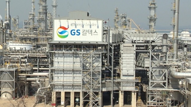 ㈜GS는 에너지 대전환시대를 맞아 이를 대비코자 발전3사를 중심으로 대규모 투자를 단행중이다. GS파워의 경우 부천 열병합발전소 현대화 사업에 1조2600억원을 투자해 2028년까지 노후화된 설비를 모두 고효율·친환경 시설로 교체하고 발전 용량도 996㎿까지 높일 방침이다. 사진= GS칼텍스 여수산업단지 전경