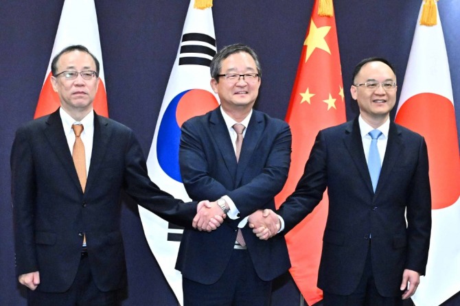 정병원 외교부 차관보(가운데) 주재로 후나코시 다케히로(船越 健裕) 일본 외무성 외무심의관(왼쪽)과 눙룽(農融) 중국 외교부 부장조리(오른쪽)가 참석한 고위급회의(SOM)가 서울에서 열렸다.  사진=외교부