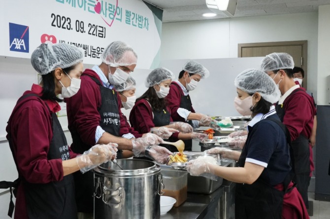 기욤 미라보 AXA(악사)손보 대표이사(왼쪽에서 두번째) 및 임직원들이 배식 봉사활동을 진행하고 있다. 사진=악사손보 제공.