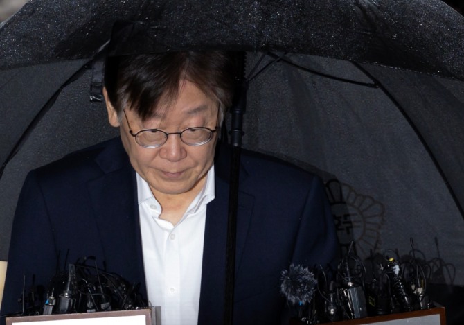 이재명 구속영장이 27일 기각됐다. 이재명 더불어민주당 대표에 대한 구속영장 기각 소식에 서울구치소와 법원 앞에 모인 150여 명의 지지자는 이재명을 연호했다. 민주당 원내대표로 선출된 홍익표 의원을 비롯, 고민정 김승원 김원이 김영진 박찬대 문정복 양이원영 서영교 장경태 정청래 천준호 의원 등 현장에 모인 민주당 의원들도 환호했다. 사진=연합