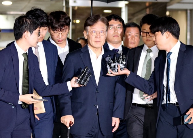 이재명 구속영장이 27일 기각됐다. 이재명 더불어민주당 대표에 대한 구속영장 기각 소식에 서울구치소와 법원 앞에 모인 150여 명의 지지자는 이재명을 연호했다. 민주당 원내대표로 선출된 홍익표 의원을 비롯, 고민정 김승원 김원이 김영진 박찬대 문정복 양이원영 서영교 장경태 정청래 천준호 의원 등 현장에 모인 민주당 의원들도 환호했다. 사진=연합
