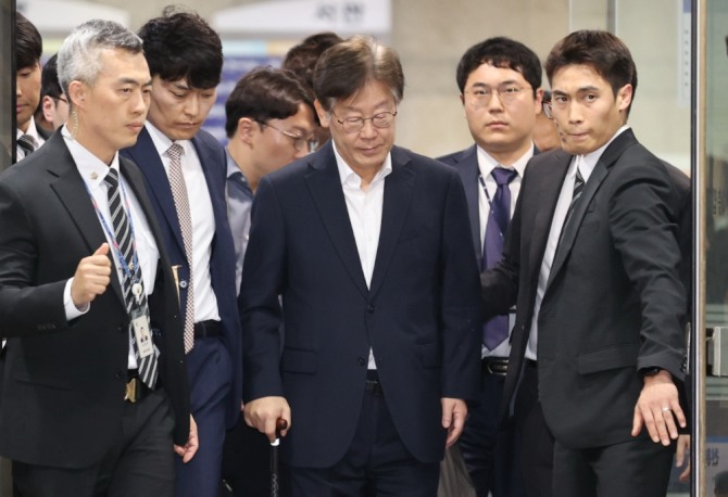 이재명 구속영장이 27일 기각됐다. 이재명 더불어민주당 대표에 대한 구속영장 기각 소식에 서울구치소와 법원 앞에 모인 150여 명의 지지자는 이재명을 연호했다. 민주당 원내대표로 선출된 홍익표 의원을 비롯, 고민정 김승원 김원이 김영진 박찬대 문정복 양이원영 서영교 장경태 정청래 천준호 의원 등 현장에 모인 민주당 의원들도 환호했다. 사진=연합