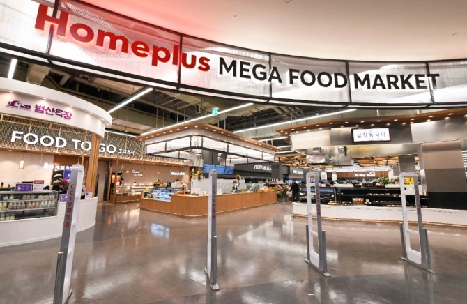 홈플러스 메가푸드마켓(Homeplus MEGA FOOD MARKET) 1호점인 간석점 입구 전경. 사진=홈플러스 