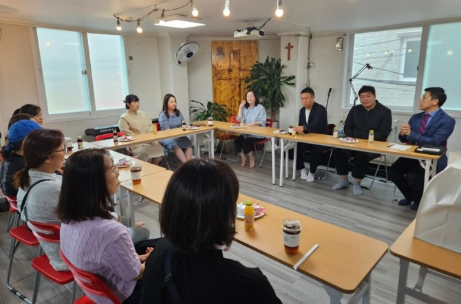 이랜드재단 이재욱 본부장이 천사박스 나눔 의미와 취지에 대해 설명하고 있다.  /사진=이랜드재단