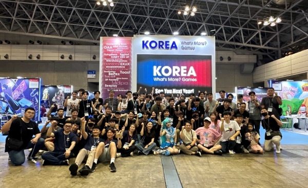 도쿄 게임쇼 2023 한국 공동관 '코리아 파빌리온' 참가사의 관계자들이 단체 사진을 찍고 있다. 사진=한국콘텐츠진흥원