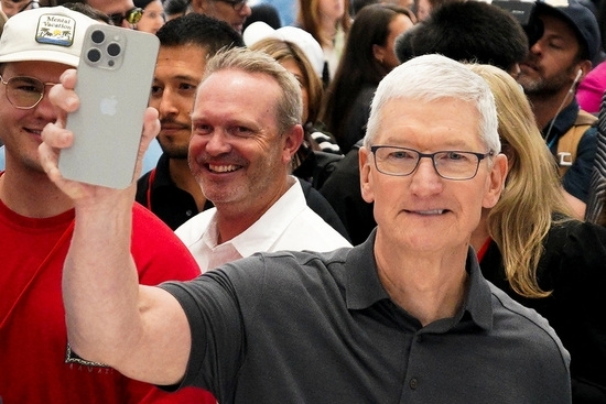 애플 최고경영자(CEO) 팀 쿡이 지난 12일(현지시간) 미국 캘리포니아주 쿠퍼티노 본사에서 열린 원더러스트(Wonderlust) 행사에서 새로운 아이폰 15 프로를 들고 있다.사진=로이터