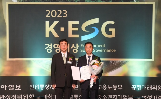 이민식 상상인 대표(오른쪽)가 ‘2023 K-ESG 경영대상’ 종합 ESG 대상을 대리 수상하고 기념 사진을 촬영하고 있다. 사진=상상인 제공.