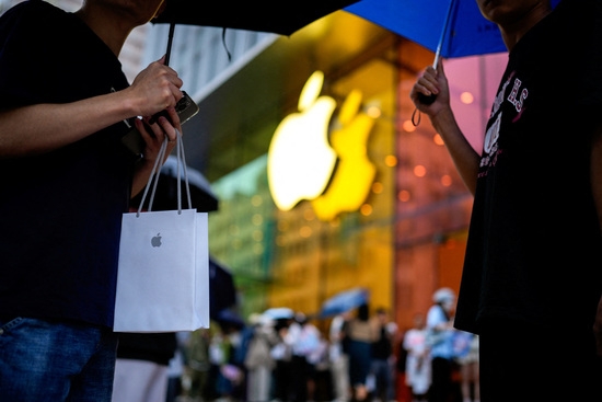 지난 22일 중국 상하이의 한 애플 스토어 옆에서 아이폰 15가 중국 전역에 공식적으로 판매될 때 한 남자가 새로운 아이폰이 들어 있는 가방을 들고 있다. 사진=로이터