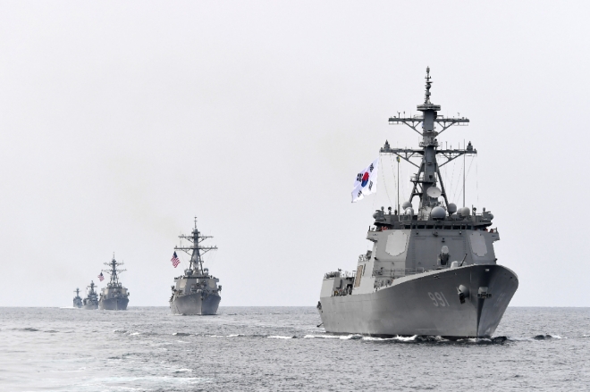 한‧미 해군이 지난 2016년 10월 13일 서해상에서 '불굴의 의지(Invincible Sprit 2016) 훈련의 일환으로 해상사격 훈련을 실시하고 있다. (앞쪽부터) 대한한국 해군의 세종대왕함, 미국 해군의 커티스 윌버(Curtis Wilber)함과 스테텀(Stethem)함, 한국 해군의 제주함과 익산함. 사진=대한민국 해군(www.navy.mil.kr)