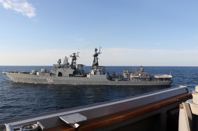 러시아 해군의 우달로이(Udaloy)급 구축함 어드미럴 트리부츠함(Адмирал Трибуц, 564)이 2021년 10월 15일(현지시각) 일본해 공해에서 일상적인 작전을 수행하고 있다. 이 군함은 1993년 부산항에 입항한 적이 있다. 사진=미 해군(https://www.navy.mil)