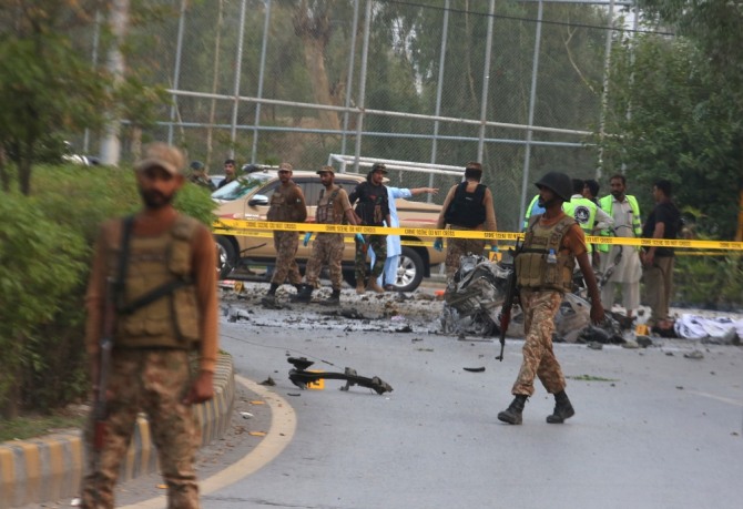 지난 7월 18일(현지 시각) 파키스탄 페샤와르에서 자살 폭탄 테러가 발생해 보안 요원들이 현장을 조사하고 있다. 기사 내용과 무관한 자료사진. 사진=AP/뉴시스