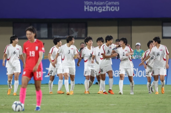 항저우 아시안게임 8강전에서 북한 선수들이 후반 36분 안명성의 역전골 이후 환호하고 있다. 한국 유니폼은 이은영 선수. 사진=뉴시스