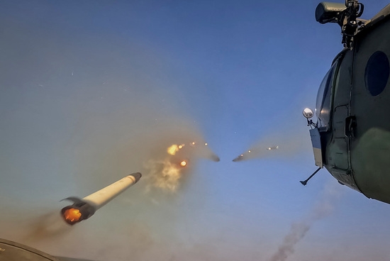 지난달 29일(현지시간) 우크라이나군 Mi-8 헬리콥터가 우크라이나 동부의 비공개 장소에서 러시아군을 향해 비유도 미사일을 발사하고 있다. 사진=로이터